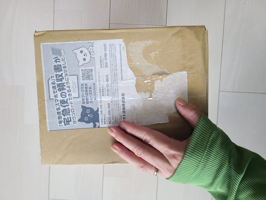 ウェルネスダイニングの冷凍弁当が自宅に段ボールでが届いた