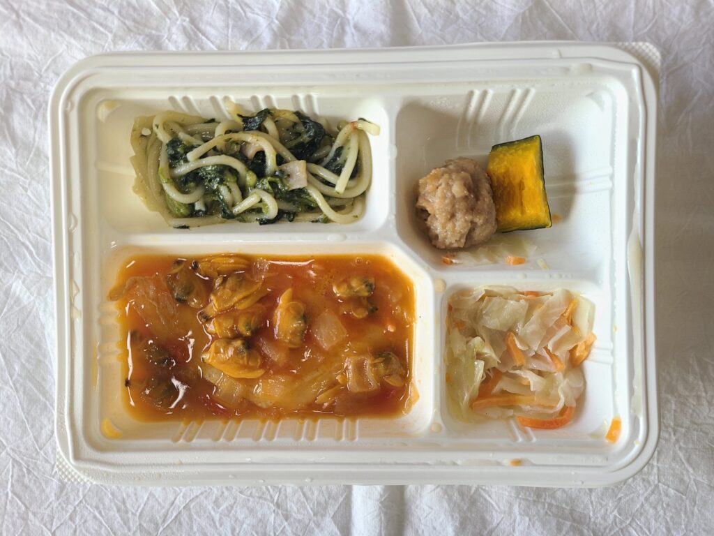 レンジであたためた後のウェルネスダイニングの冷凍弁当【白身魚のアクアパッツァ風】