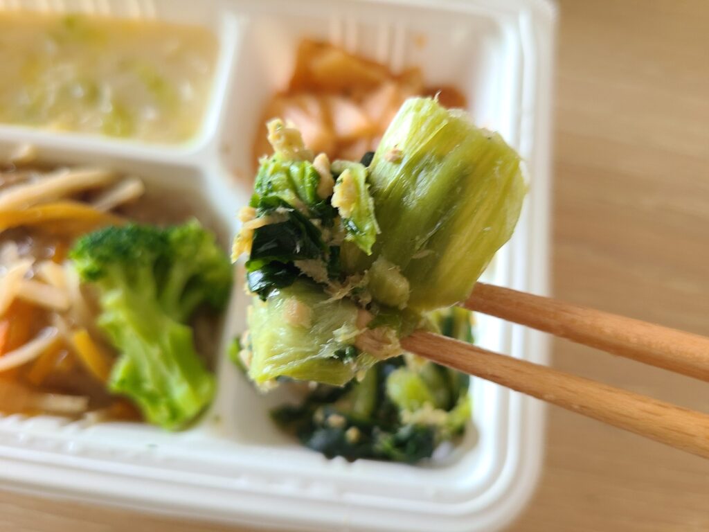 ウェルネスダイニングの冷凍弁当【青梗菜とツナの和え物 】実食風景